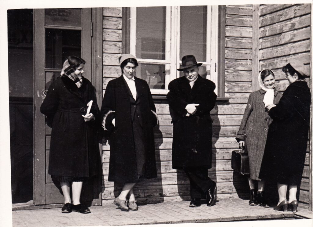 V. Žilinskaitė (antra iš kairės) su rašytoju J. Baltušiu ir kitais 1960 m. Šakiuose vykusio literatūrinio vakaro metu. Nežinomas fotografas. MLLM F3 19053