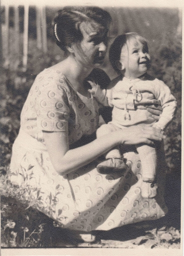 V. Žilinskaitė su sūneliu Mariumi 1961 m. Vilniuje. Nežinomas fotografas. MLLM F2 19048