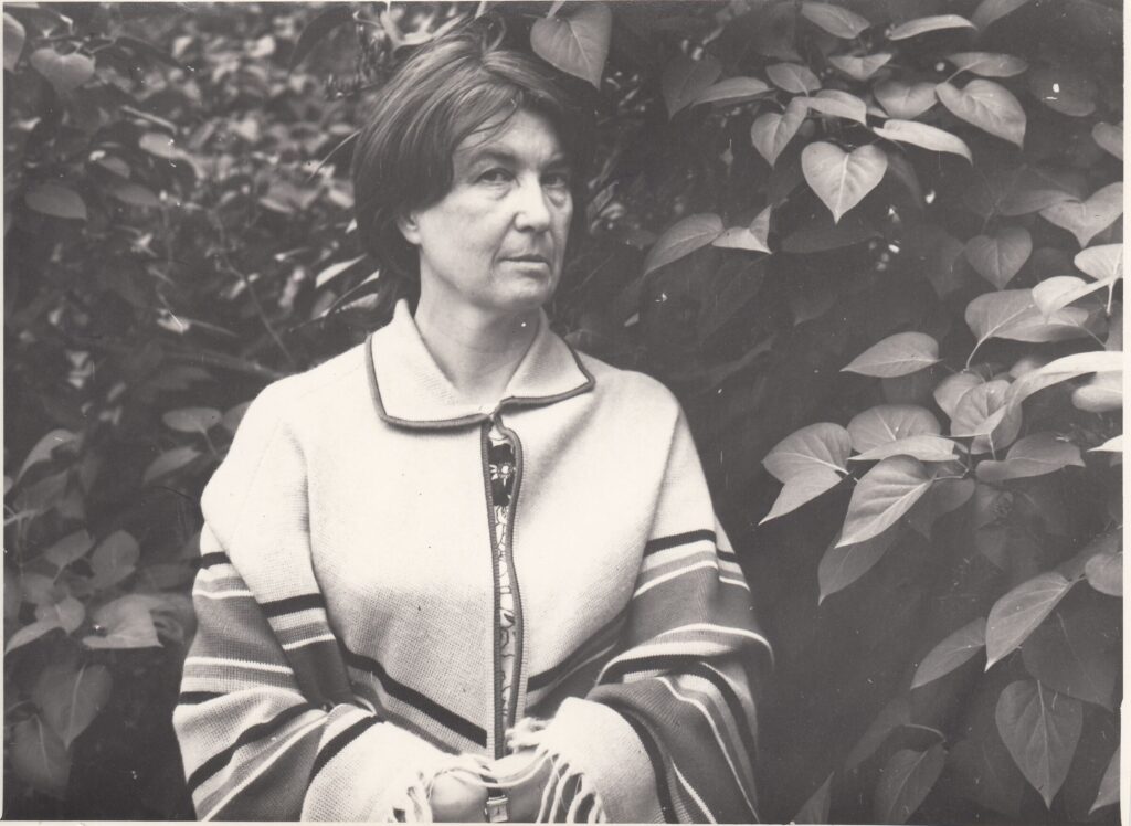 V. Žilinskaitė gamtoje. Nežinomas fotografas. 1972-08-17. MLLM F1 2437