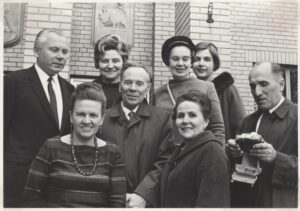 J. Aistis (centre) su meno draugijos „Šatrija” nariais. Čikaga, 1968-11-02. MLLM 98126