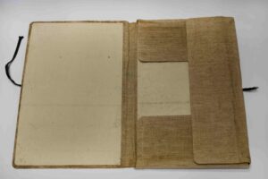 Kazio Borutos rankų darbo dėklas rankraščiams. Atverstas. Nuotr. A. Čiukšio. MLLM 7978