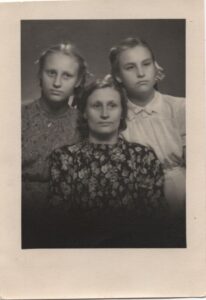 Judita Vaičiūnaitė, Adelė Selenytė-Vaičiūnienė. Dalia Marija Vaičiūnaitė. 1950 m. spalio 7 d. Nežinomas fotografas. MLLM 70466
