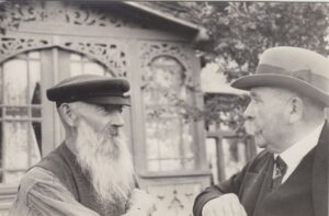 E. Jagomastas (pirmas iš dešinės) ir Šilininkų kaimo (Šilutės r.) kalvis Noreika. Apie 1940 m. Nuotraukos autorius nežinomas. MLLM 29336