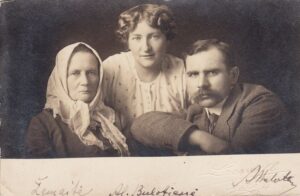 Iš kairės: Žemaitė, Aleksandra Bulotienė, advokatas Andrius Bulota. Čikaga, apie 1916 m. Nuotrauka Laswell. MLLM 62332