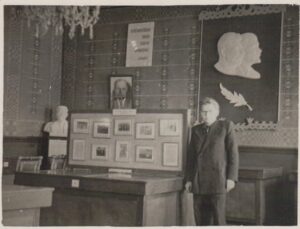 Muziejaus direktorius A. Busilas ekspozicijoje 1950 m. kovo 26 d. MLLM P316