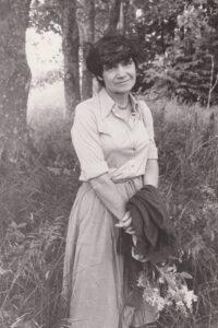 A. E. Puišytė gimtinėje Jurgeliškių kaime, Jurbarko raj. Apie 1986 m. R. Rakausko nuotrauka. MLLM 113637.