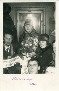 P. Vaičiūno ir J. Bieliūno išleistuvės į Italiją. Iš kairės: Petras Vaičiūnas, aktoriai Teofilija Vaičiūnienė (stovi), Elena Žalinkevičaitė-Petrauskienė , Petras Kubertavičius ir kiti asmenys traukinio kupė. Kaunas, 1926 m. Nežinomas fotografas. RMM ĮK 5587