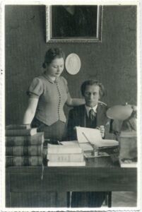 Petras Vaičiūnas skaito žmonai savo kūrybą. Kaunas, 1936 m. Fotografas M. Šmečechauskas. RMM ĮK 5665/1