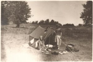 Elena Spurgaitė (kairėje ) su drauge Daiva Žvirblyte kelionių po Aukštaitijos ežerus metu. Apie 1965 m. MLLM P 57163