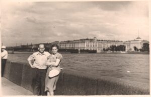Elena Spurgaitė su pusbroliu vertėju Juozu Naujokaičiu Leningrade (dab. Peterburgas). Apie 1957 m. MLLM P 57161