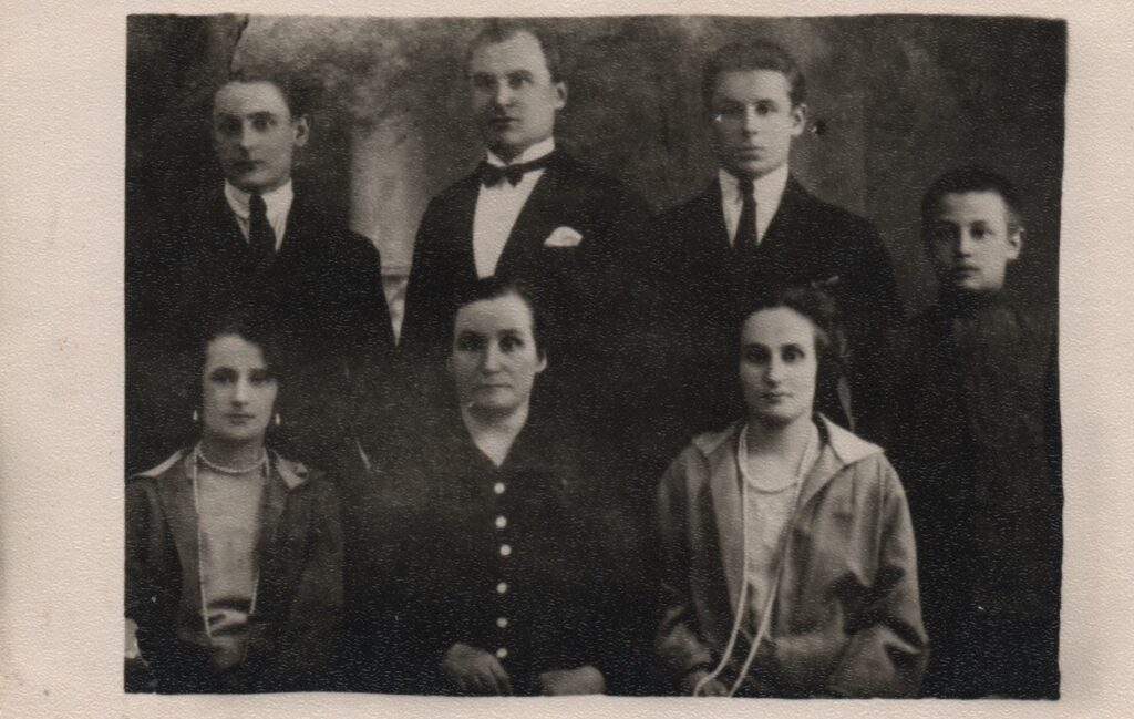 K. Jankauskas su broliais ir seserimis fotoateljė 1928 m. MLLM 20206