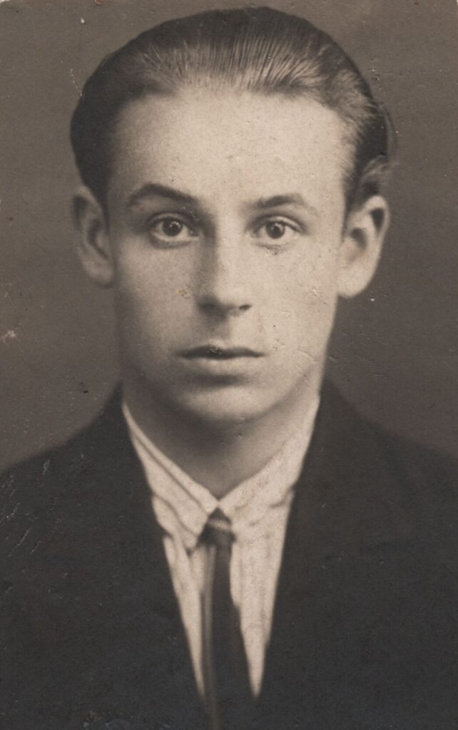 Kazys Jankauskas – Šiaulių suaugusiųjų gimnazijos 6 klasės mokinys 1928 m. Fotografas nežinomas. MLLM 20221