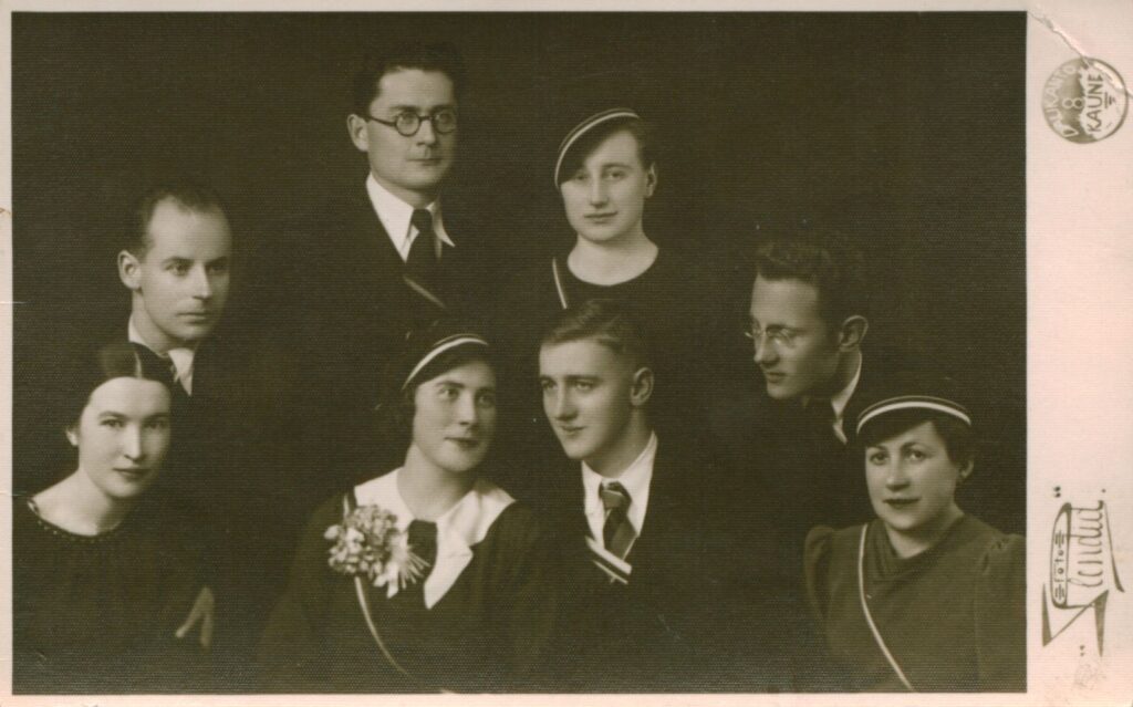 Kazys Jankauskas su žmona ir vestuvių svečiais. 1936 m. Fotografas nežinomas. MLLM 33015