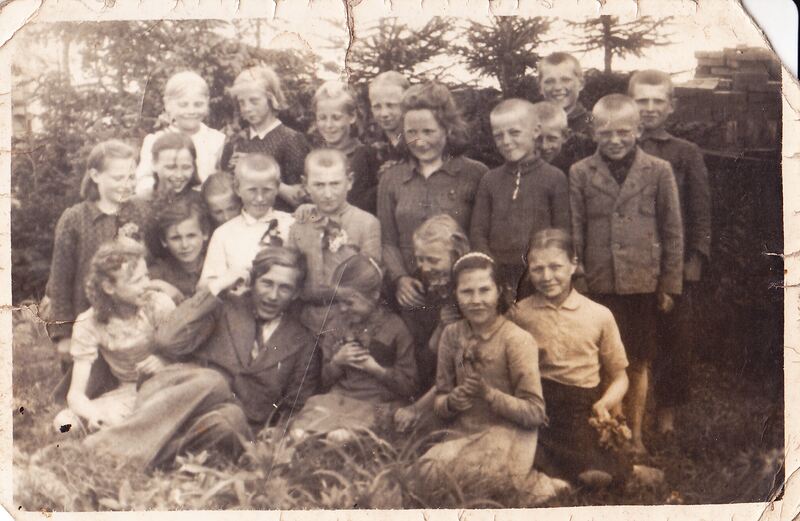 Anzelmas Matutis su savo mokiniais Santaikos pradinėje mokykloje. Apie 1943 m. MLLM GEK 60248