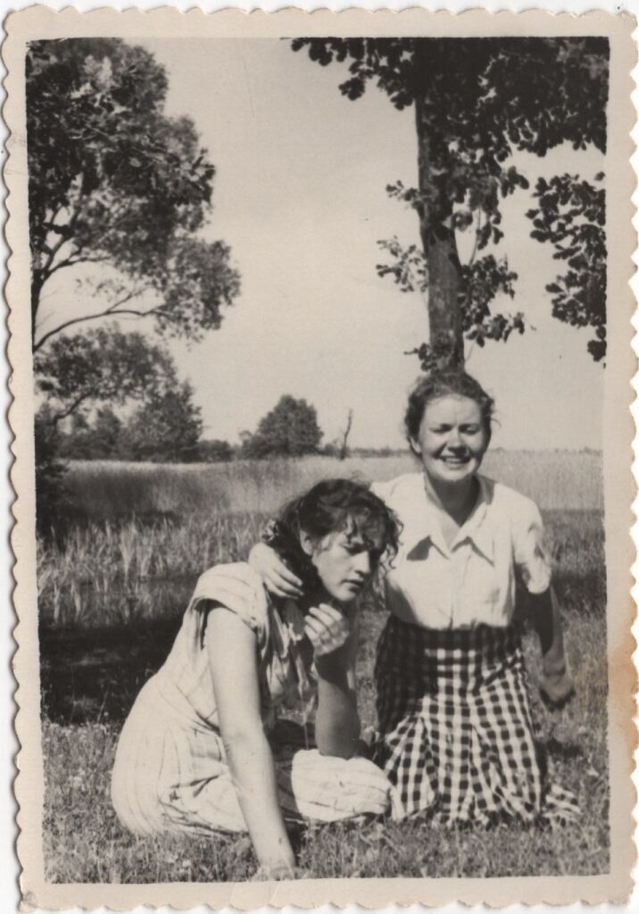 Su drauge. D. Urnevičiūtė dešinėje. Apie 1960 m. MLLM 127546