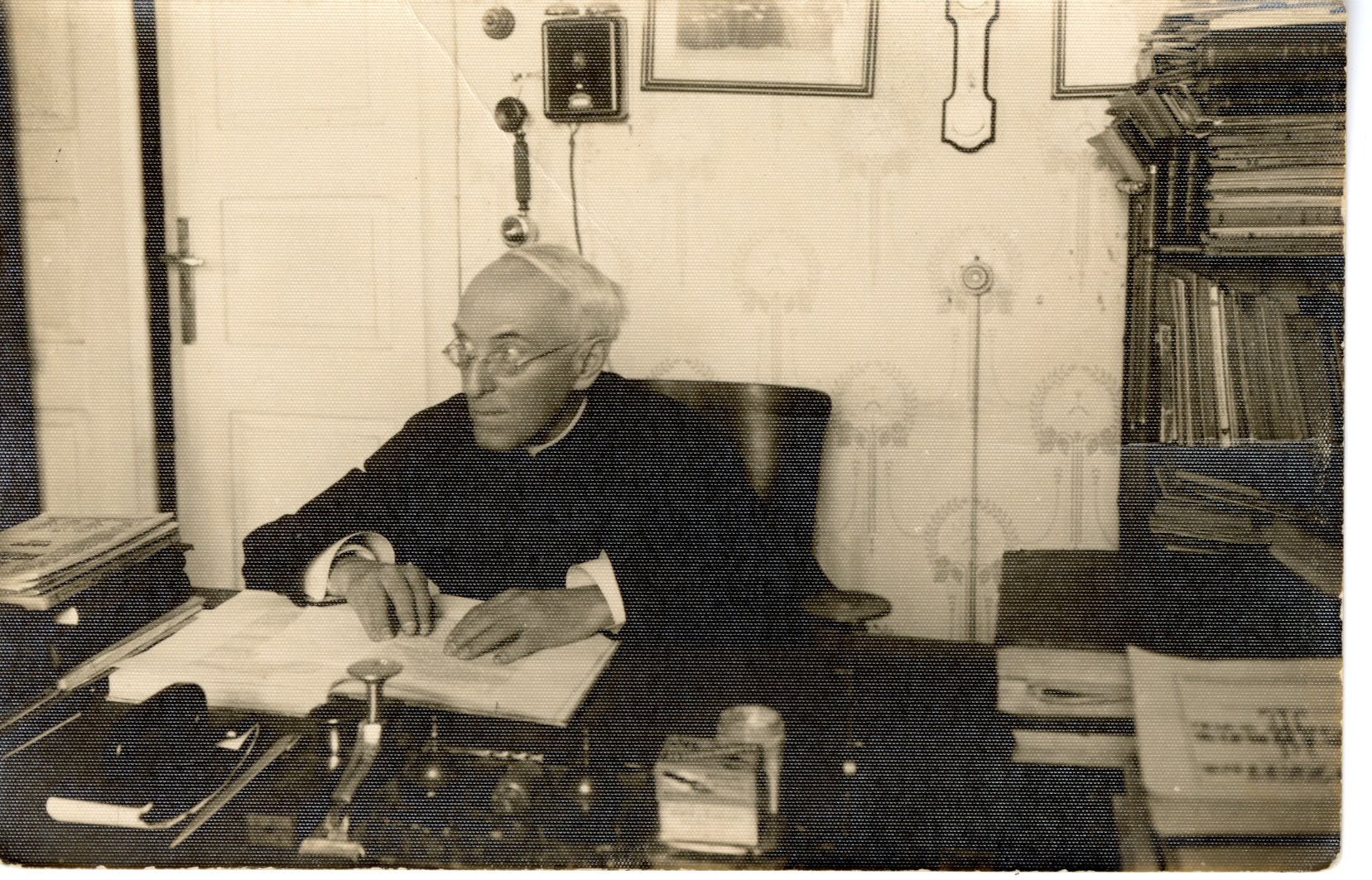 A. Jakštas savo kabinete. Kaunas. Apie 1935 m.