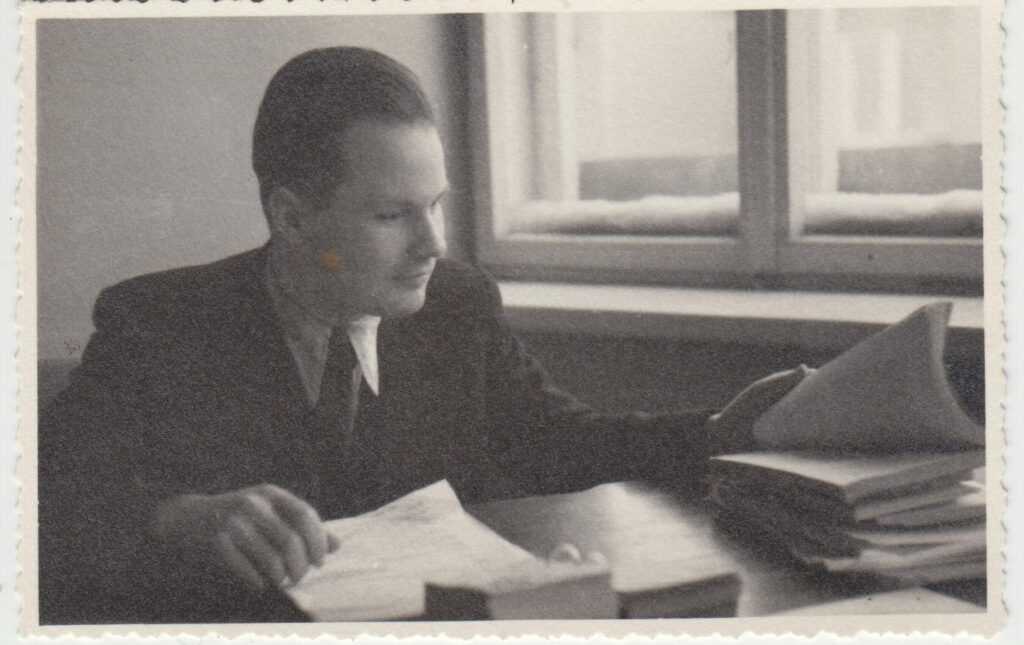 Stepas Zobarskas redakcijoje apie 1942 m.