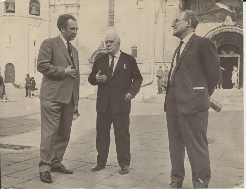 Vacys Reimeris, partinis veikėjas N. Tichonovas ir rusų rašytojas V. Koževnikovas Kremliuje. Maskva, 1967 m.