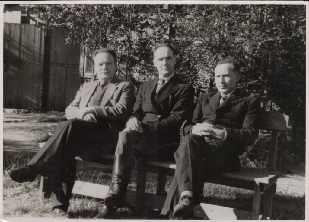 Seedorfo stovyklos revizijos komisija apie 1946 m. Iš kairės: J. Jankus, J. Mitkus, V. Dumčius. MLLM 81192 / F3 22366