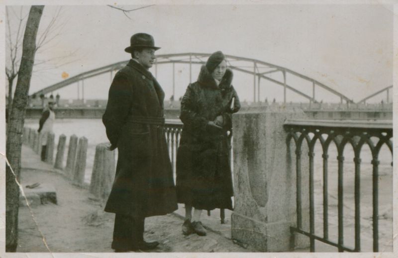 J. Grušas su žmona Pulcherija ant Aleksoto tilto. Kaunas, apie 1932 m. Fotografas nežinomas. JGM 24329