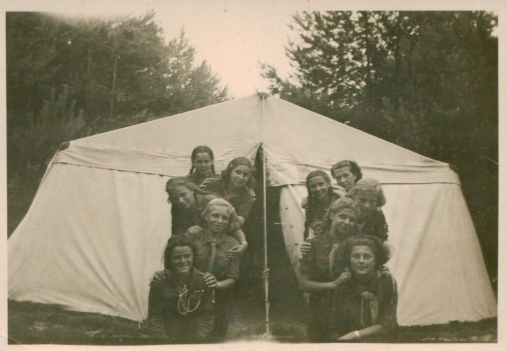 Su skautėmis stovykloje. MLLM83139