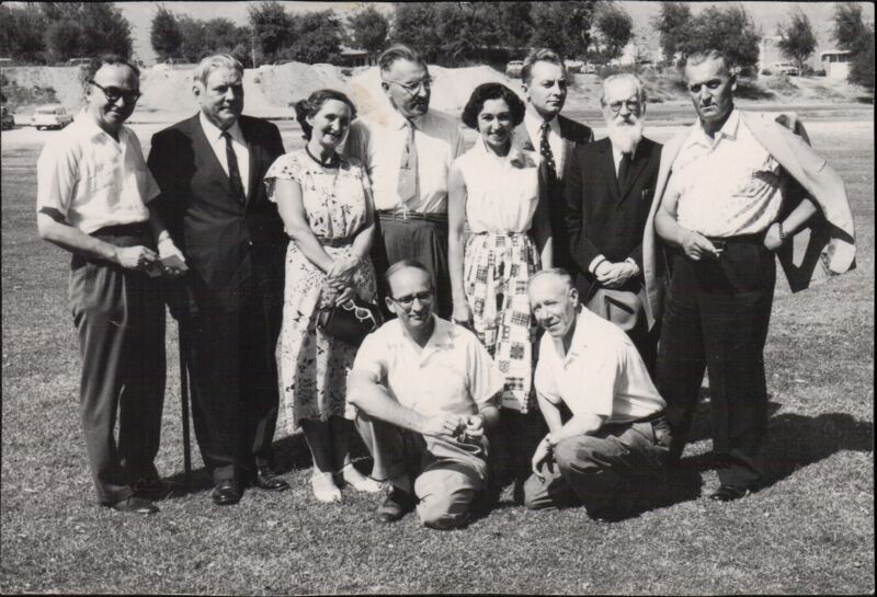 Dailiųjų menų klubo nariai. 1-oje eilėje iš kairės: A. Gustaitis, J. Gliauda; 2-oje eilėje: B. Brazdžionis, V. Kazlauskas, P. Orintaitė, J. Tininis, než. mot., A. Gricius, M. Biržiška, G. Velička. Los Andželas, ~1960 m. L. Briedžio nuotrauka. MLLM 22591