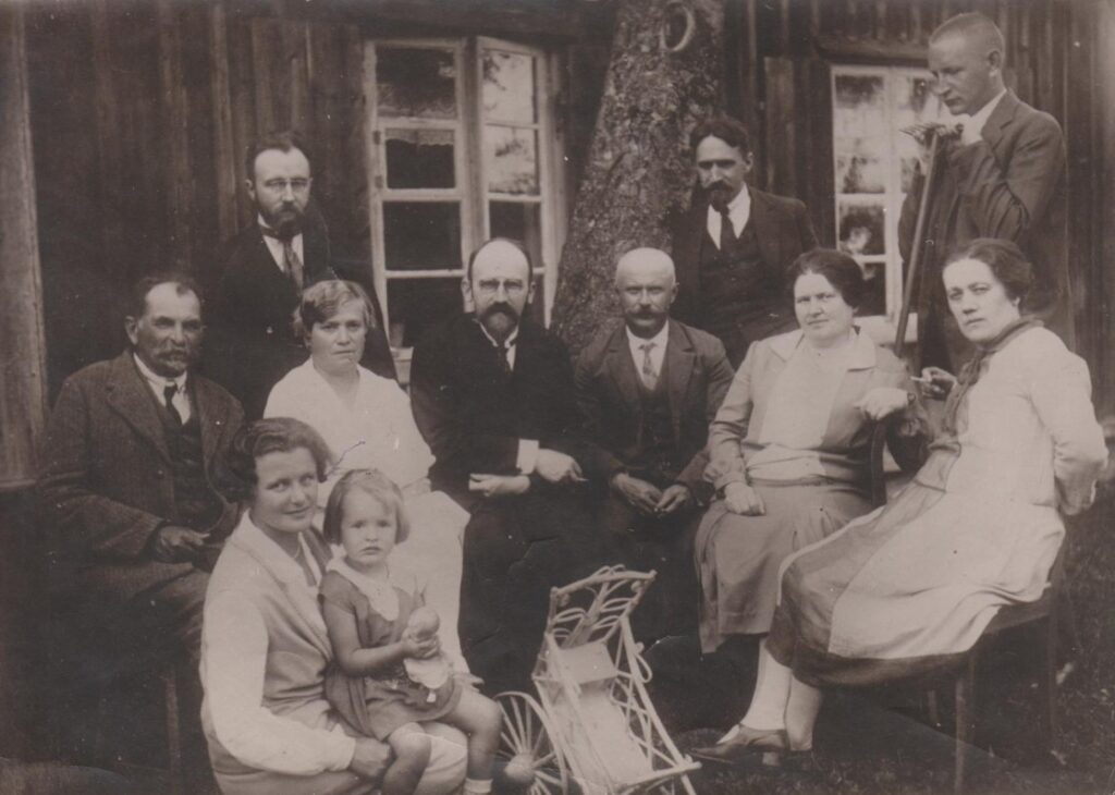 Priekyje: V. Sruogienė su dukra Dalia. Sėdi: K. Daugirdas, O. Bagnickaitė, Vaclovas Biržiška, K. Slonskis su žmona, K. Kopystinskaitė. Stovi: Viktoras Biržiška, J. Nemeikša, B. Sruoga. Būgiai. 1928 m.