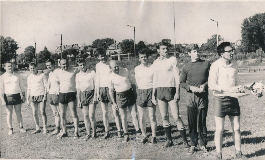 „Komjaunimo tiesos“ redakcijos darbuotojų futbolo komanda apie 1965–1967 m. Pirmas iš dešinės kritikas Stasys Lipskis, antras – L. Jacinevičius, trečias – visuomenės veikėjas, diplomatas Justas Vincas Paleckis Vilnius, 1968 m.