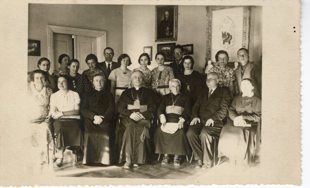 A. Jakštas (sėdi trečias iš dešinės) Šv. Kazimiero draugijos knygynų vedėjų suvažiavime. 1936 06 27