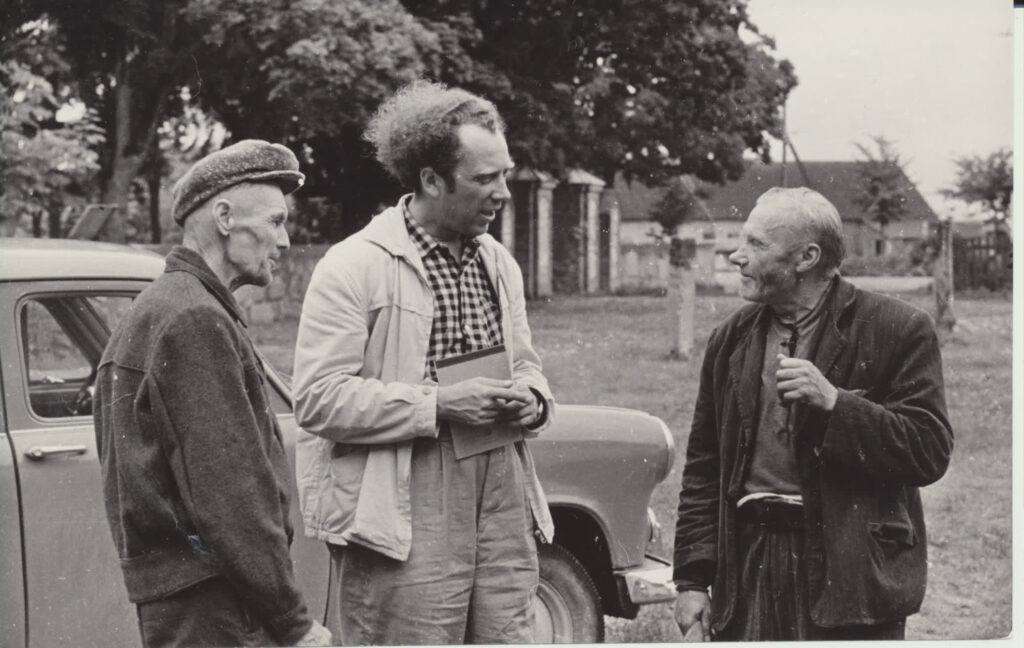 V. Reimeris kalbasi su būsimos apybraižų knygos „Lietuva – broliška žemė“ būsimais herojų prototipais. Apie 1960 m. N. Kočnevo nuotrauka