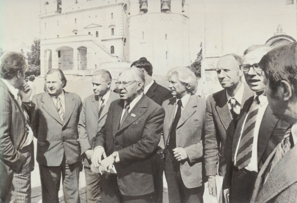 Lietuvos rašytojai Maskvoje. Iš kairės: poetas P. Keidošius, akademikas J. Lankutis, K. Korsakas, J. Avyžius, M. Sluckis, literatūros kritikas K. Ambrasas, J. Marcinkevičius. 1976 m. MLLM 76074