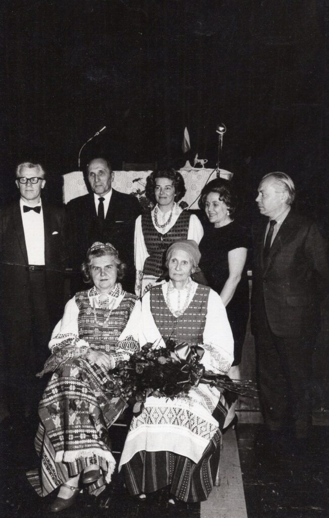 Literatūros vakaro dalyviai. D. Bindokienė stovi viduryje. Čikaga, 1970 m. P. Maletos nuotrauka. MLLM_138858