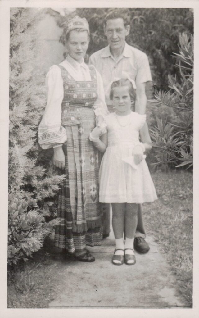 M. M. Mykolaitytė-Slavėnienė su dukra Rasa ir vyru Juozu. Sydnėjus. Apie 1960 m. MLLM 121429 / F2 23785