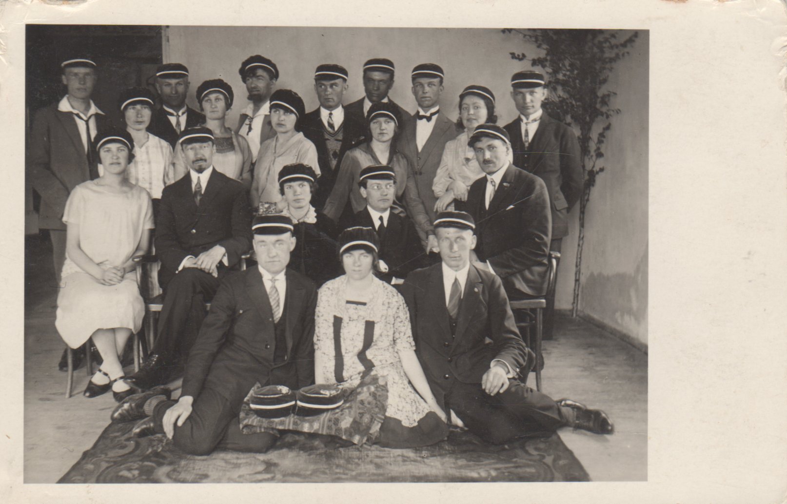 J. Paukštelis su Šatrijos meno kuopos nariais J. Grušu, S. Nėrim, V. Mykolaičiu-Putinu, Eretu ir kt. Kaunas 1926 m. MLLM 22752