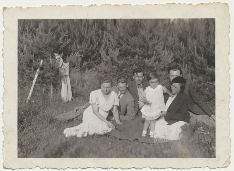 J. Grušas su šeima ir nežinomais asmenimis. Iš dešinės: P. Grušienė, J. Grušas ir jų dukrelė Algimanta Marija. Pažaislis, apie 1935 m. Fotografas nežinomas. JGM 2661