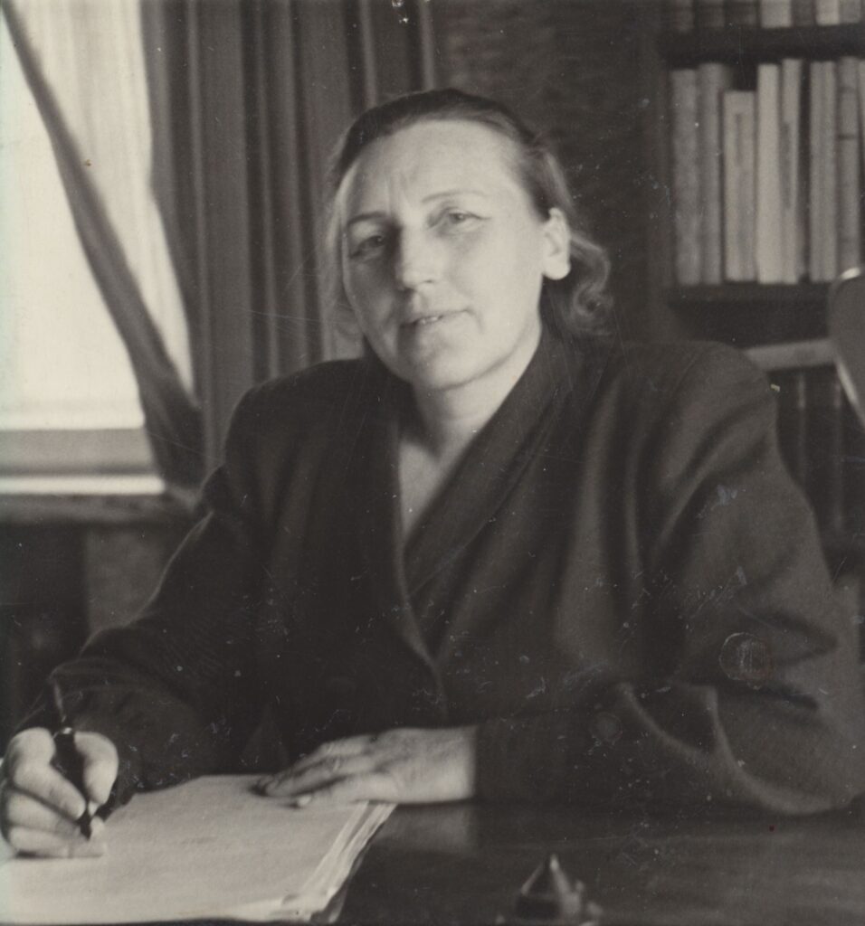 I. Simonaitytė įkvėpimo akimirką prie darbo stalo. Kaunas, apie 1949 m. MLLM 26157