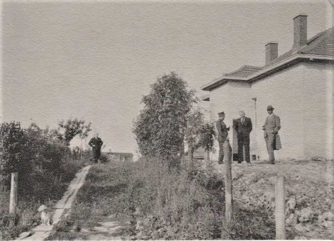 B. Sruoga, T. Reingardas, K. Penčyla ir nežinomas asmuo prie statomo namo