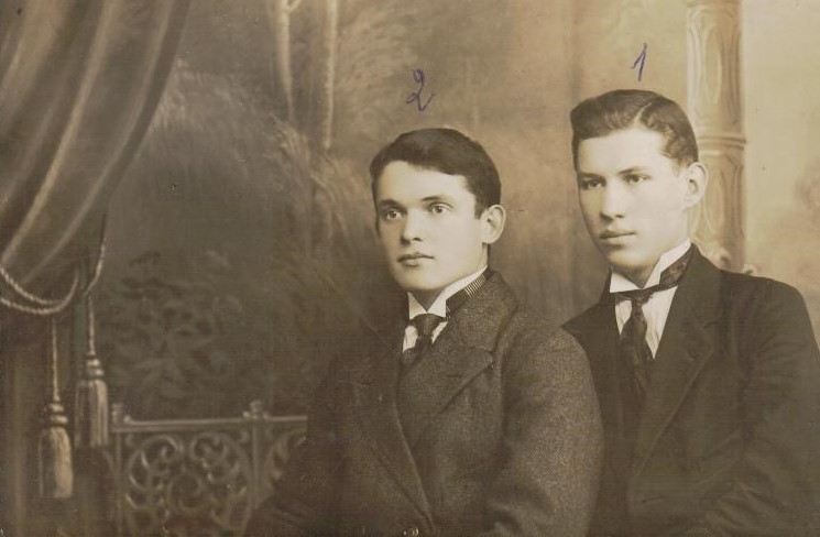 S. Santvaras (dešinėje) su dainininku A. Grišonu. Kaunas. 1921 m. gruodžio 25 d. MLLM 131300