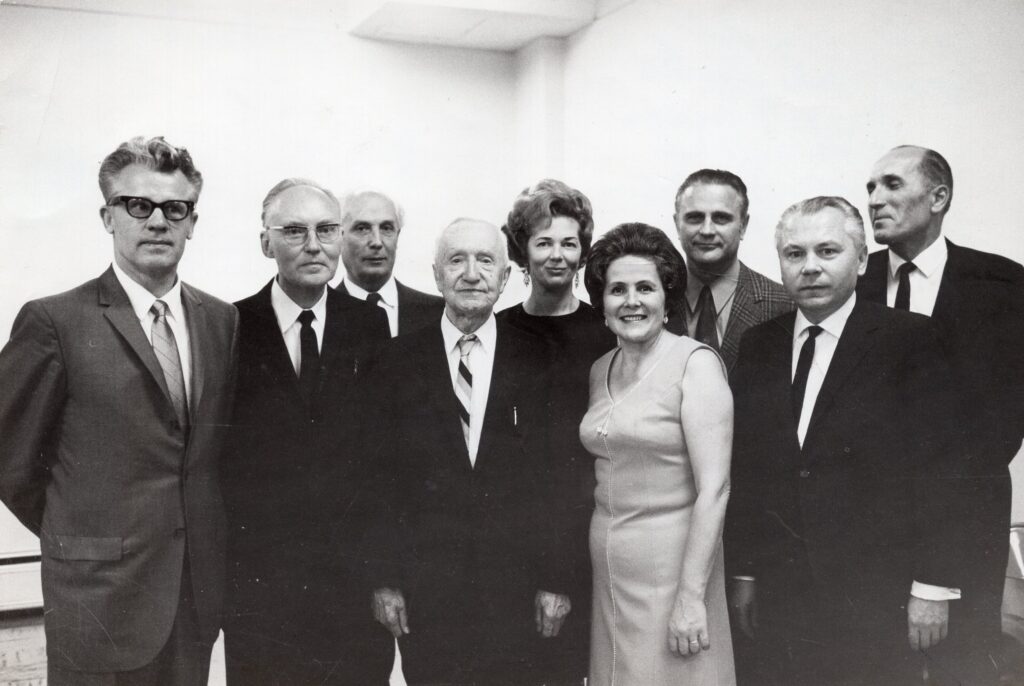 Iš kairės A. Kairys, A. Šešplaukis-Tyruolis, P. Gaučys, M. Vaitkus, D. Bindokienė, J. Švabaitė-Gylienė, S. Džiugas, K. Bradūnas, Č. Grincevičius. JAV, apie 1970 m. V. Noreikos nuotrauka. MLLM_109235