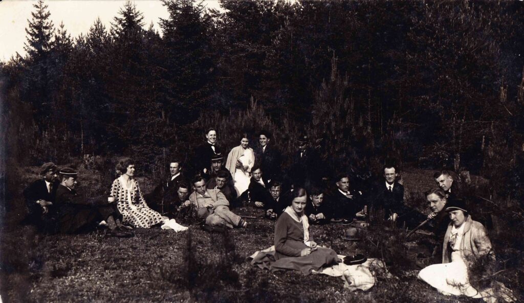 Šatrijiečiai Birštone, 1930 m. Ketvirtas iš dešinės V. Mykolaitis-Putinas. Pirmas iš kairės B. Brazdžionis. MLLM 57212 F7467