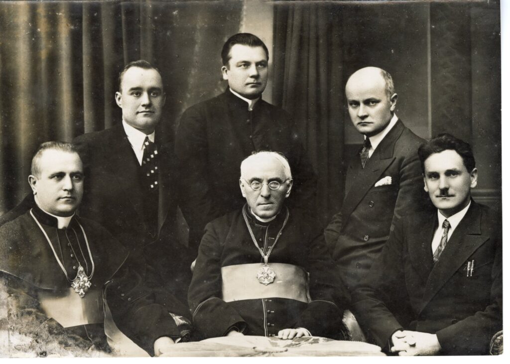 Lietuvių katalikų mokslo akademijos valdyba. 1933 m. Sėdi iš kairės: B. Čėsnys, A. Jakštas-Dambrauskas, J. Eretas; stovi: J. Skrupskis, B. Mikalauskas, A. Gylys