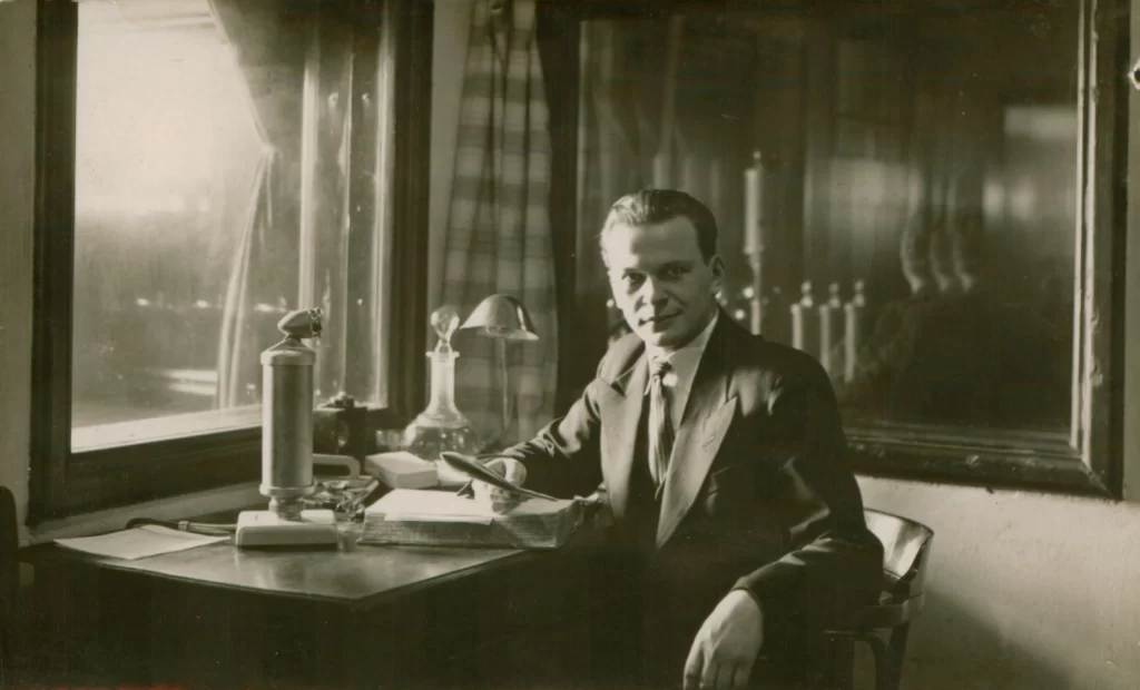 K. Inčiūra radijo studijoje. Kaunas, apie 1938 m. 
MLLM 38774