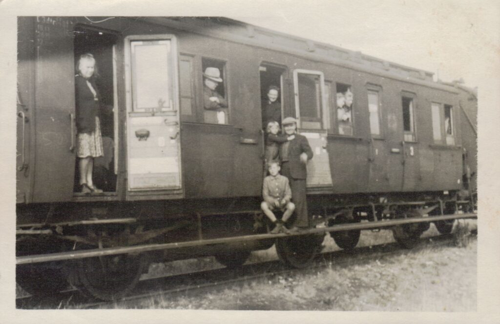 J. Jankus su šeima traukinyje pakeliui į uostą Vokietijoje 1950 m. MLLM 67907 / F2 13813