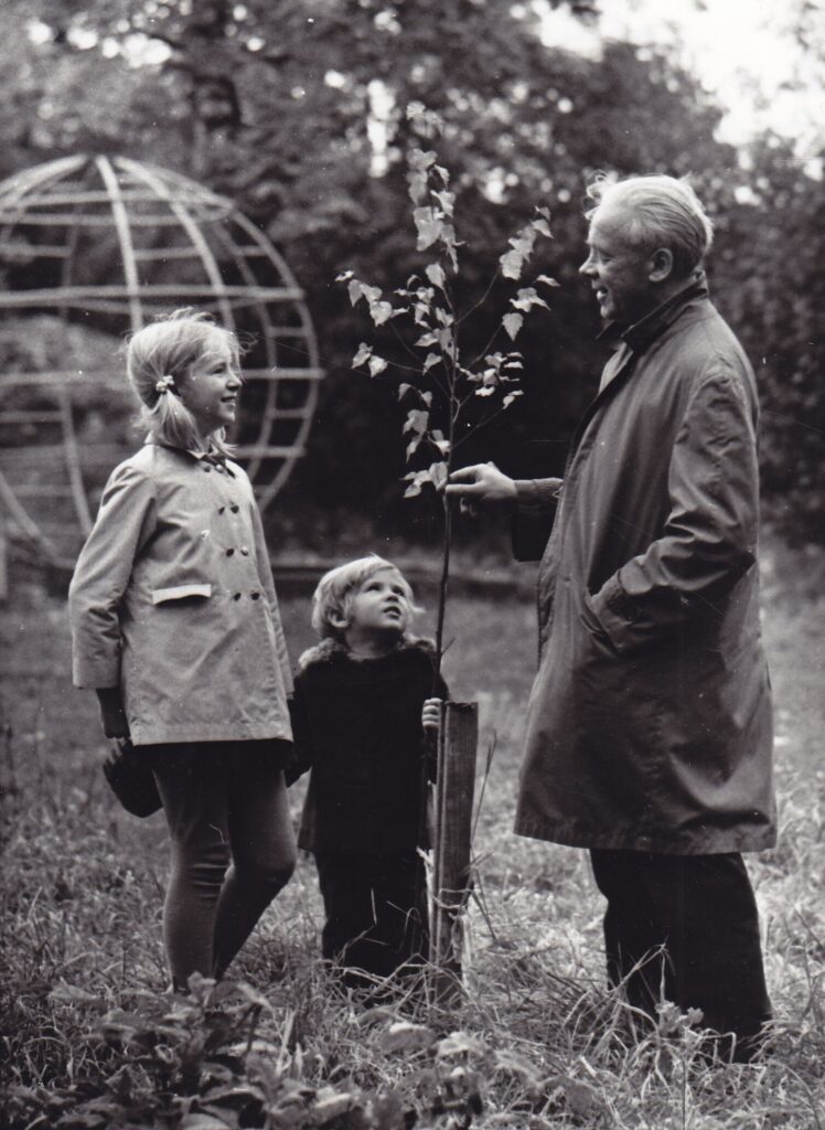 A. Jonynas su savo vaikais Salomėja ir Ignu. Vilnius, apie 1975 m. Nuotr. A. Žižiūno. MLLM 26675