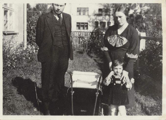 J. Grušas, Pulcherija ir jų vyriausioji dukra Algimanta Marija prie namo Perkūno, kuriame nuomojosi butą. Kaunas, apie 1935 m. Fotografas nežinomas. JGM 2476