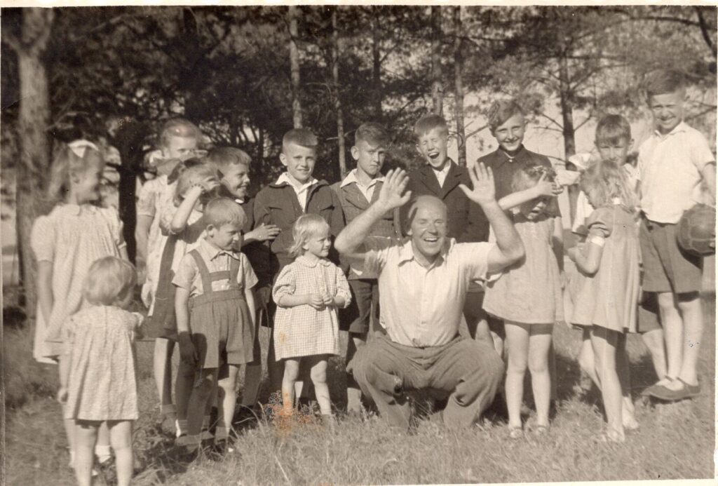 Kazys Jankauskas su Grožinės literatūros leidyklos bendradarbių vaikais per atostogas Birštone, apie 1948 m. Fotografas nežinomas. MLLM 33022