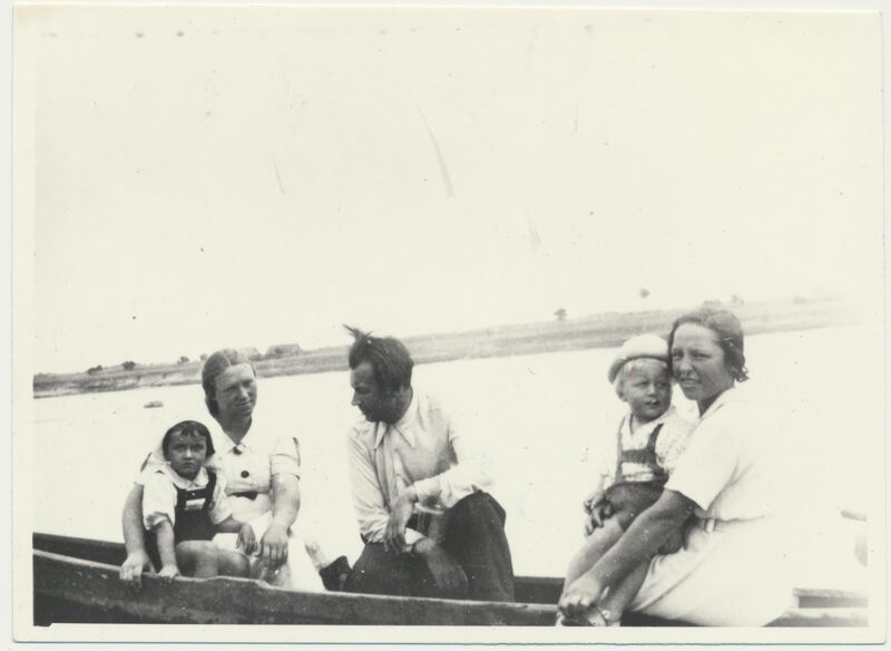 J. Grušas su žmona, dukra Algimanta Marija, sūnumi Vytautu ir jį apsikabinusia aukle Ona. Pažaislis, apie 1938. Fotografas nežinomas. JGM 2679