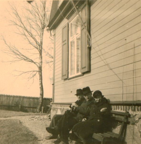 A. Vienuolis su sūnumi Stasiu ir dukra Laima. Kaunas, 1937 m. A. Naujokaičio nuotrauka. MLLM 12096/9