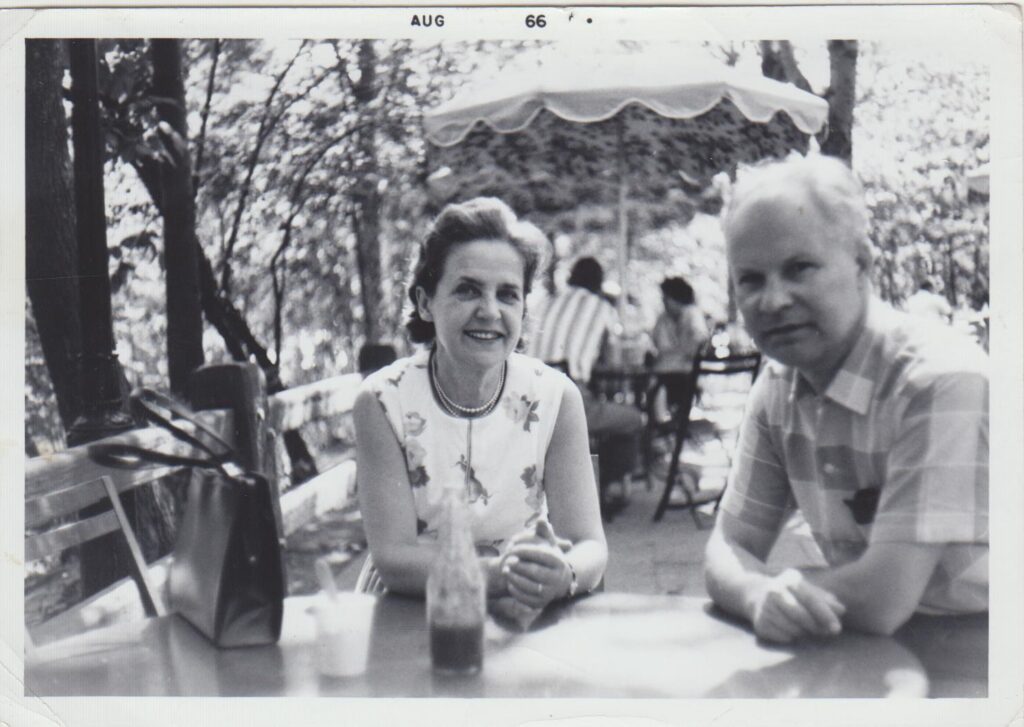 Su žmona Matilda „parke, kuris yra netoli mūsų“. Niujorkas. 1966 m.
