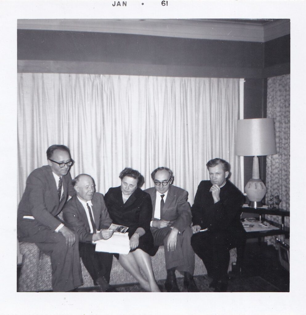 „Draugo“ romano komisijos posėdis. Iš kairės: J. Kojelis, J. Gliauda, E. Tumienė, B. Brazdžionis ir V. Rimšelis. Los Andželas, 1961 m. sausio 21 d. BBR 11516